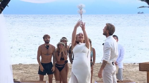 Marta Peñate tira su ramo de novia en Supervivientes All Stars. (Mediaset)
