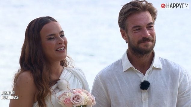 Marta Peñate y Tony Spina en su boda. (Mediaset)