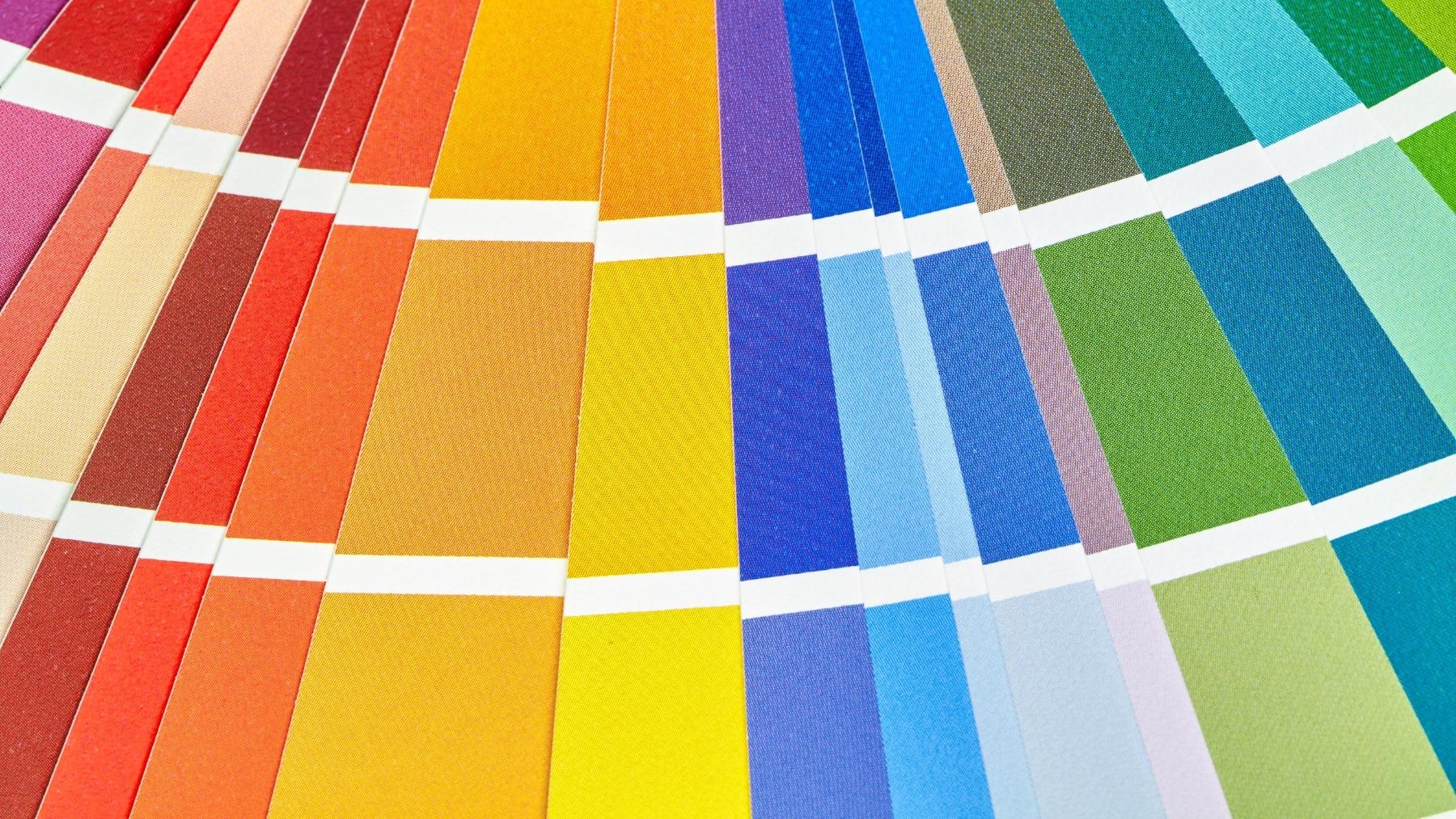 Ni rojo ni verde: los 3 colores que siempre llevan las personas inteligentes