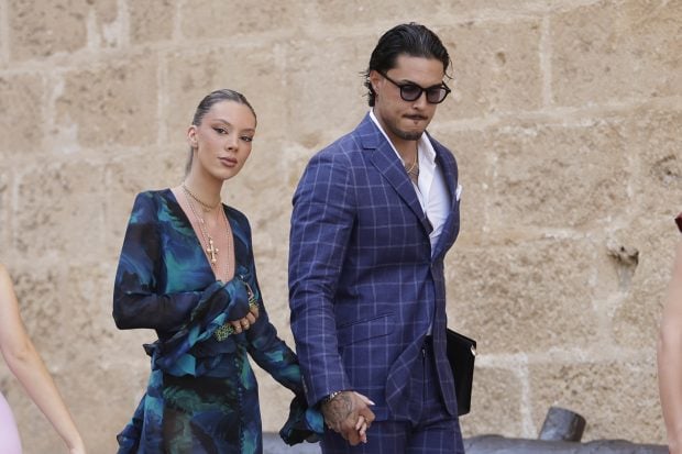 Alejandra Rubio y Carlo Costanzia en una boda. (Foto: Gtres)
