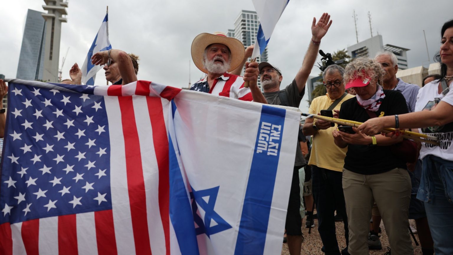 Los palestinos de Gaza celebran el acuerdo de paz que Trump ha ...