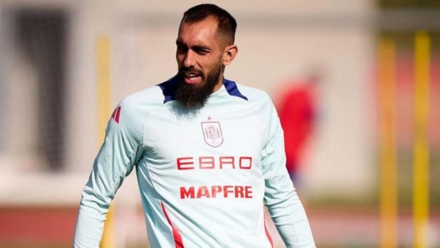 Borja Iglesias, en un entrenamiento con la selección española.(RFEF)