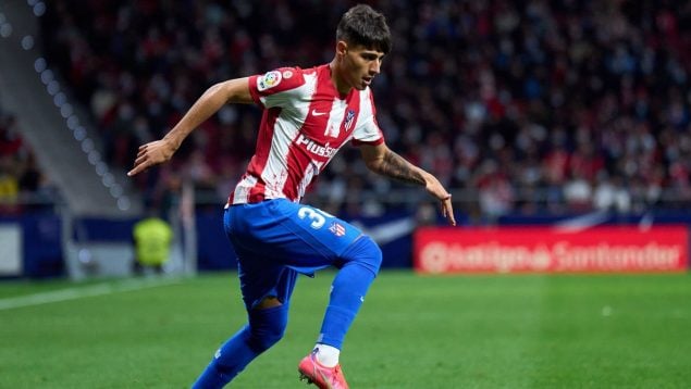 Así es Carlos Martín: cuántos años tiene, de qué juega y su pareja famosa