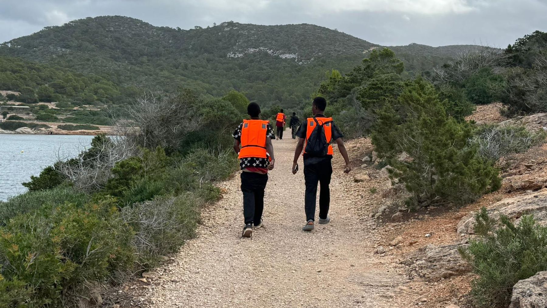 Inmigrantes recién llegados a Baleares en patera. (Foto: OKDIARIO)