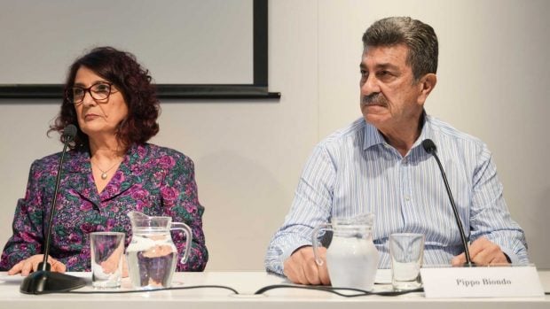 Santina y Pippo Biondo, padres de Mario Biondo, durante una rueda de prensa en Barcelona (Foto: Gtres).