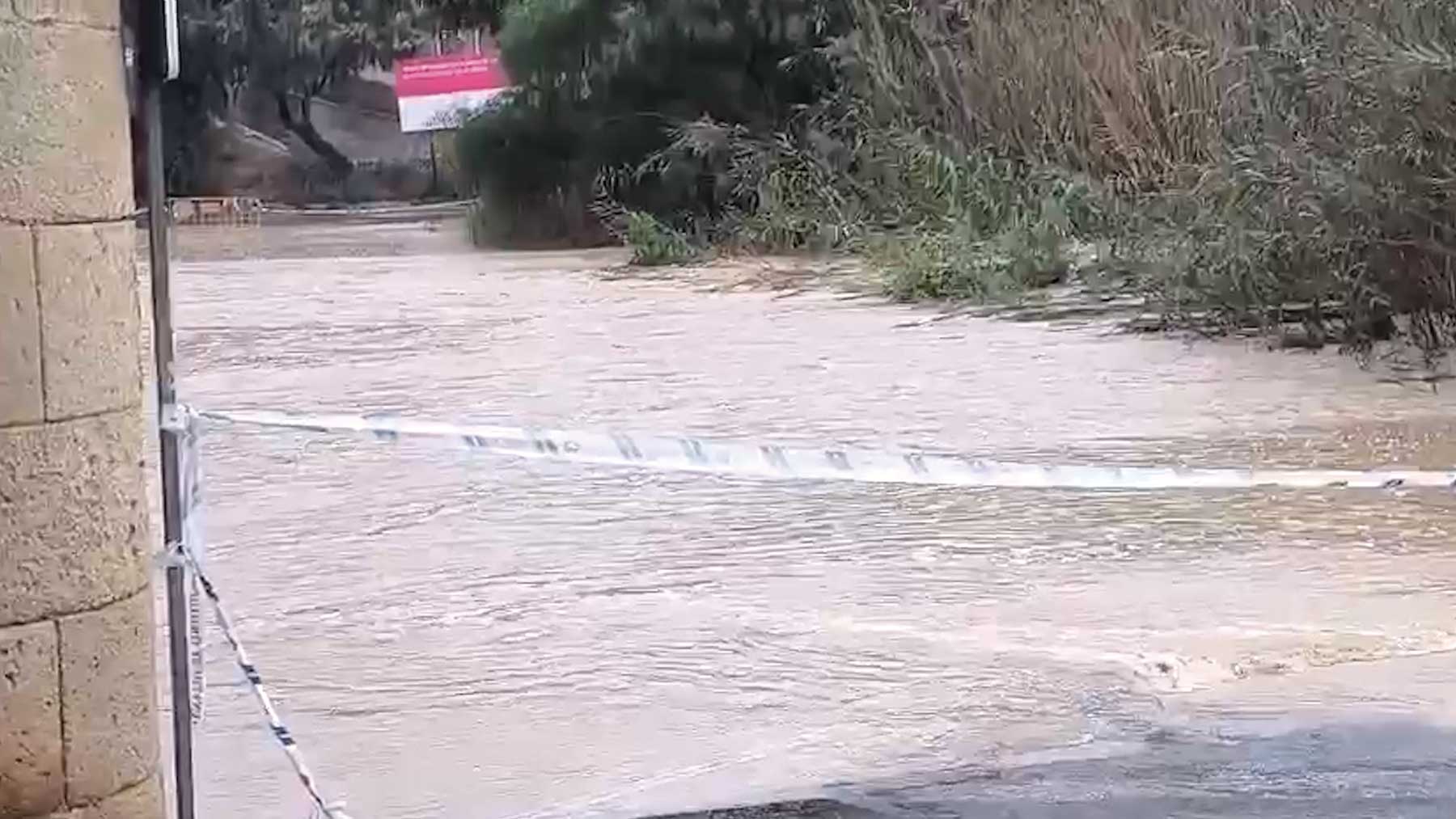 La DANA Alice obliga a cortar calles y vías junto a barrancos en Orihuela, epicentro de la riada de 2019