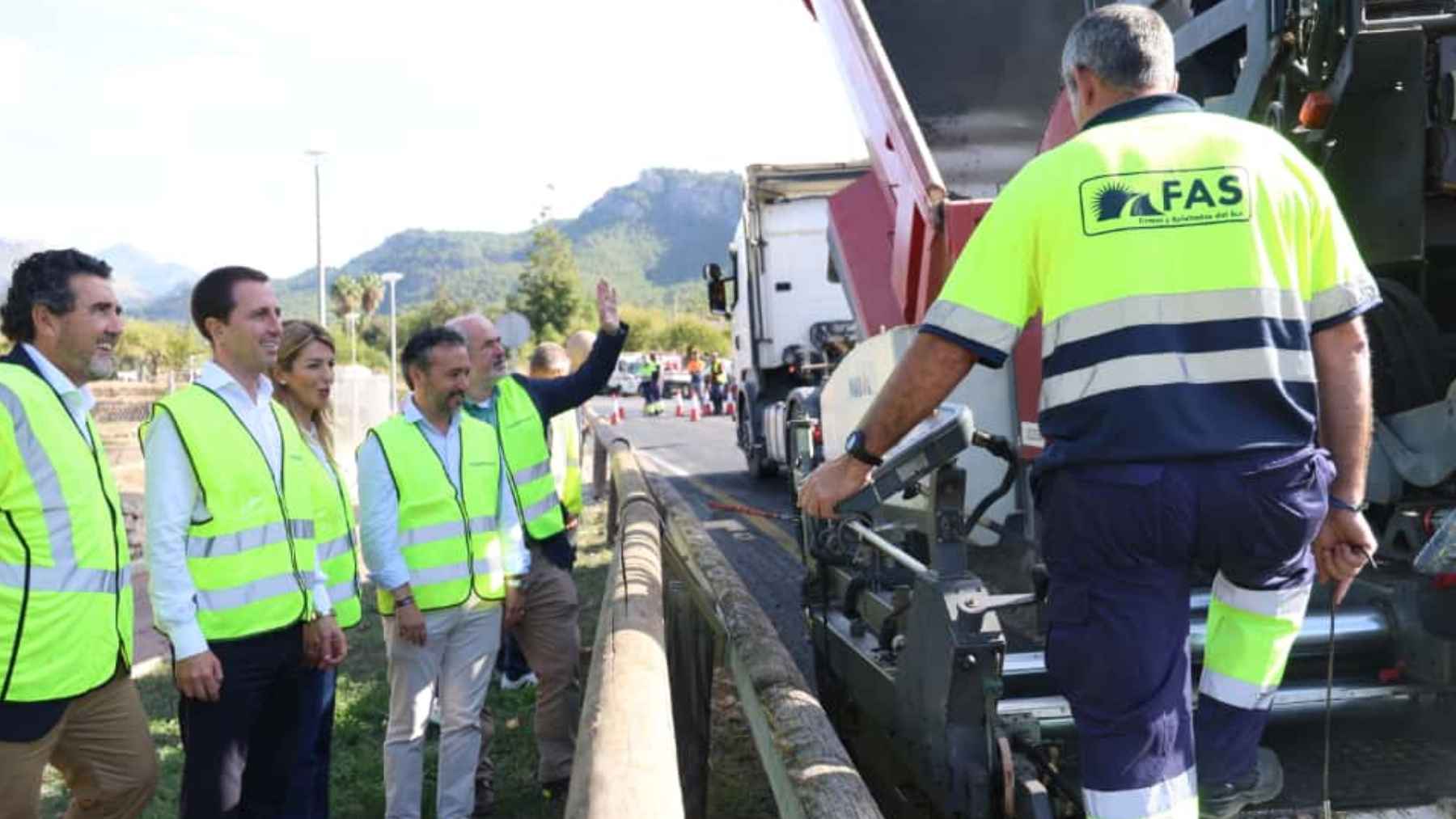 El presidente del Consell de Mallorca, Llorenç Galmés, supervisa las obras de reasfaltado.
