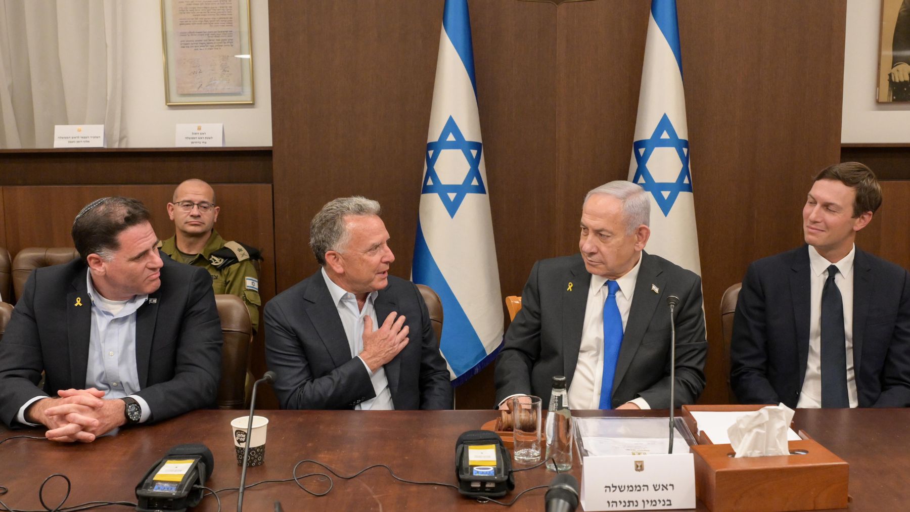 Benjamín Netanyahu junto a los negociadores de EEUU.