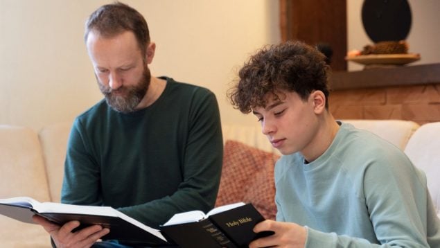 Hijo adolescente, adulto, crianza, padres