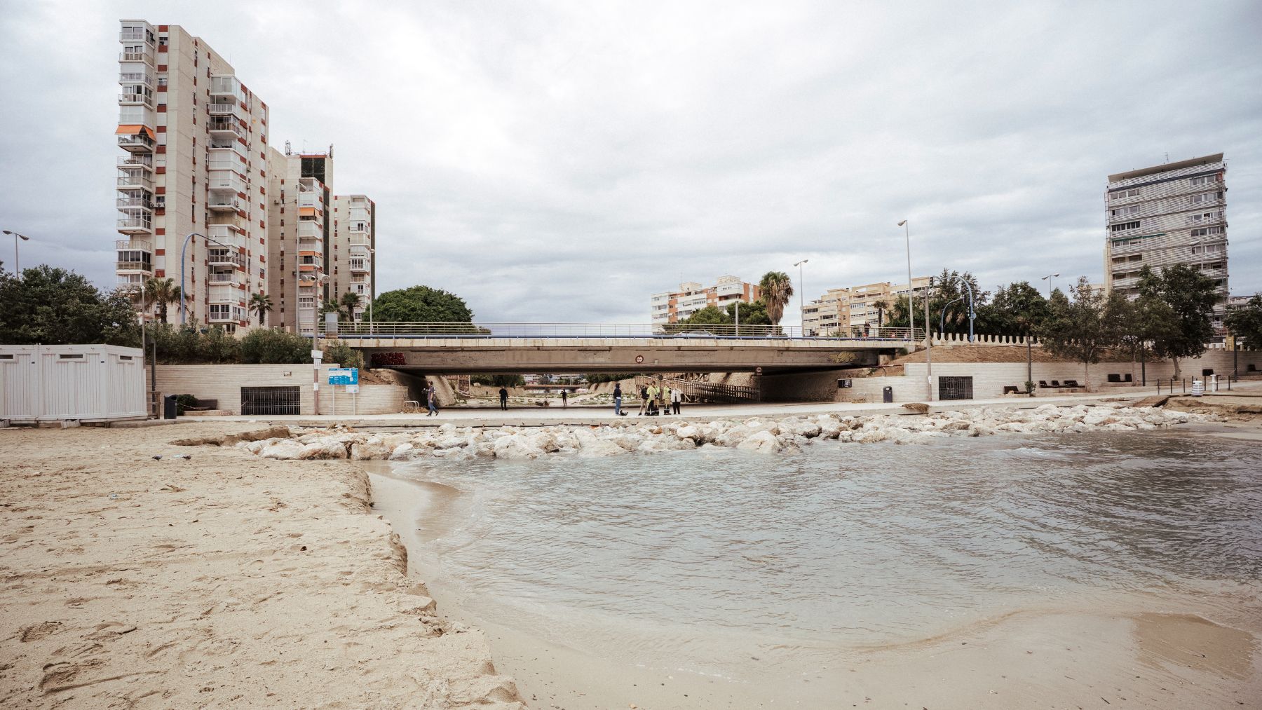 Estado de la Playa de La Albufereta, en Alicante, tras el paso de la DANA Alice. (ROBERTO PLAZA/EUROPA PRESS)