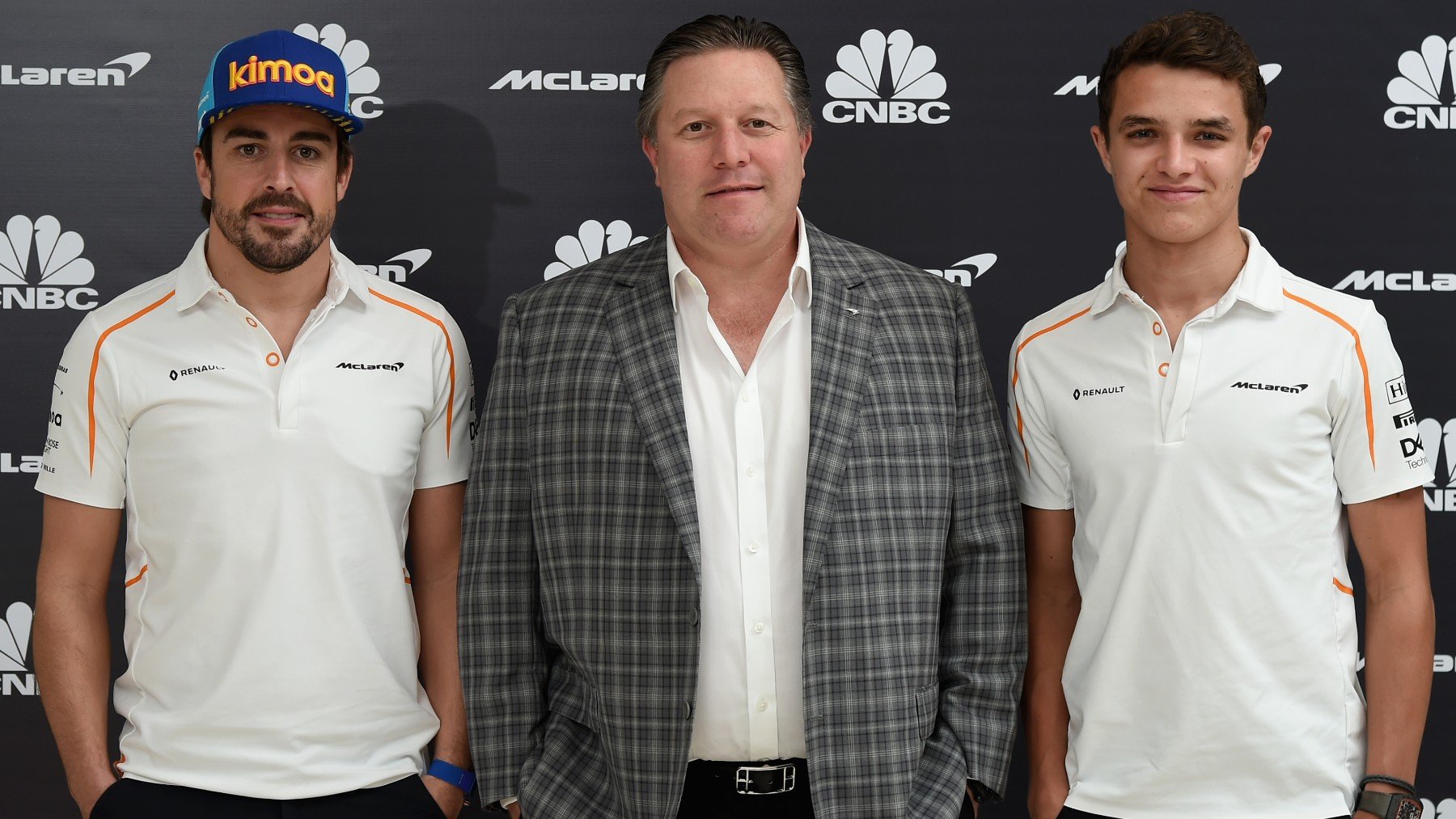 Fernando Alonso posa junto a Zak Brown y Lando Norris en su época final en McLaren. (Getty)