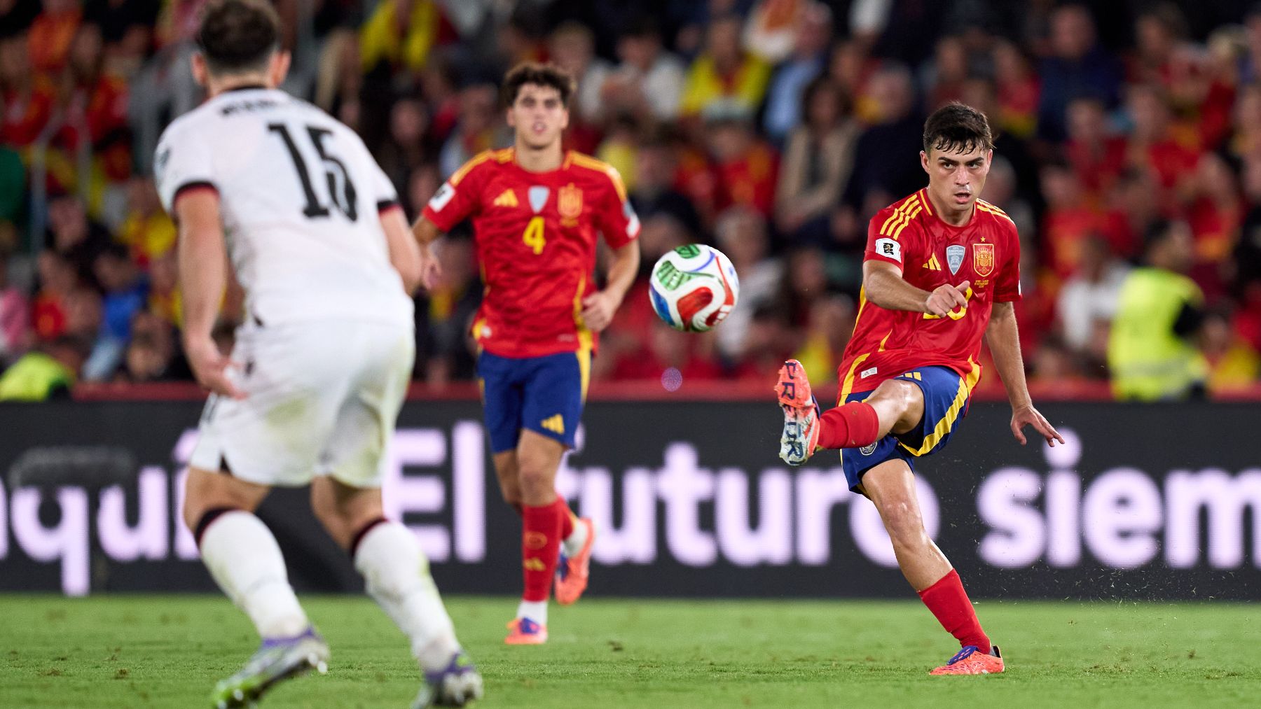 Pedri pone un pase con España. (RFEF)