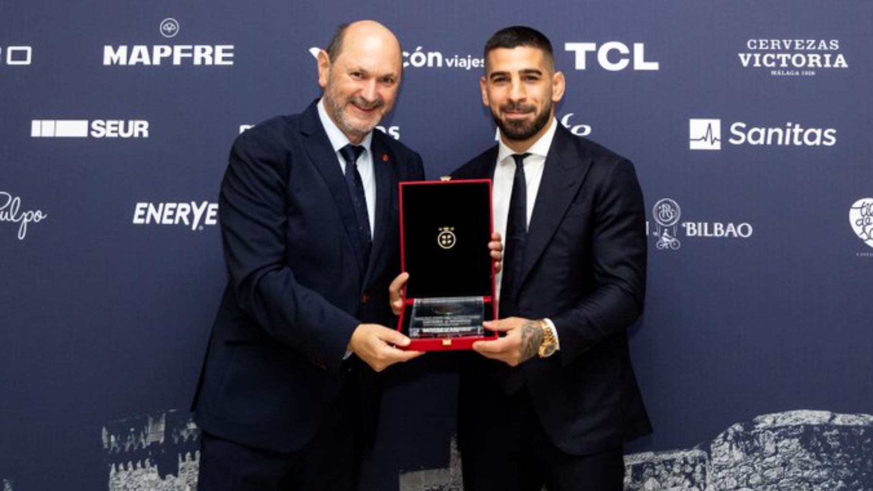 Louzán y Topuria, en el palco del Martínez Valero. (RFEF)