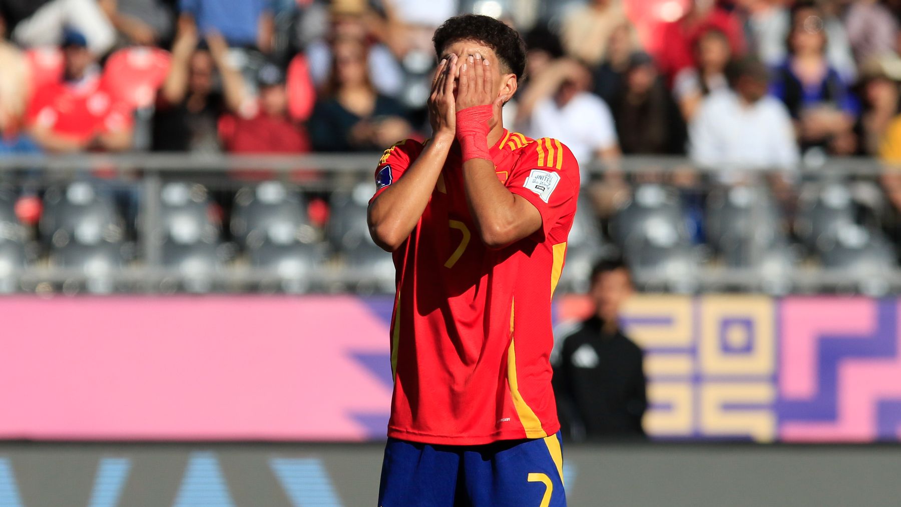 Rayane abatido tras la eliminación de España. (EFE)