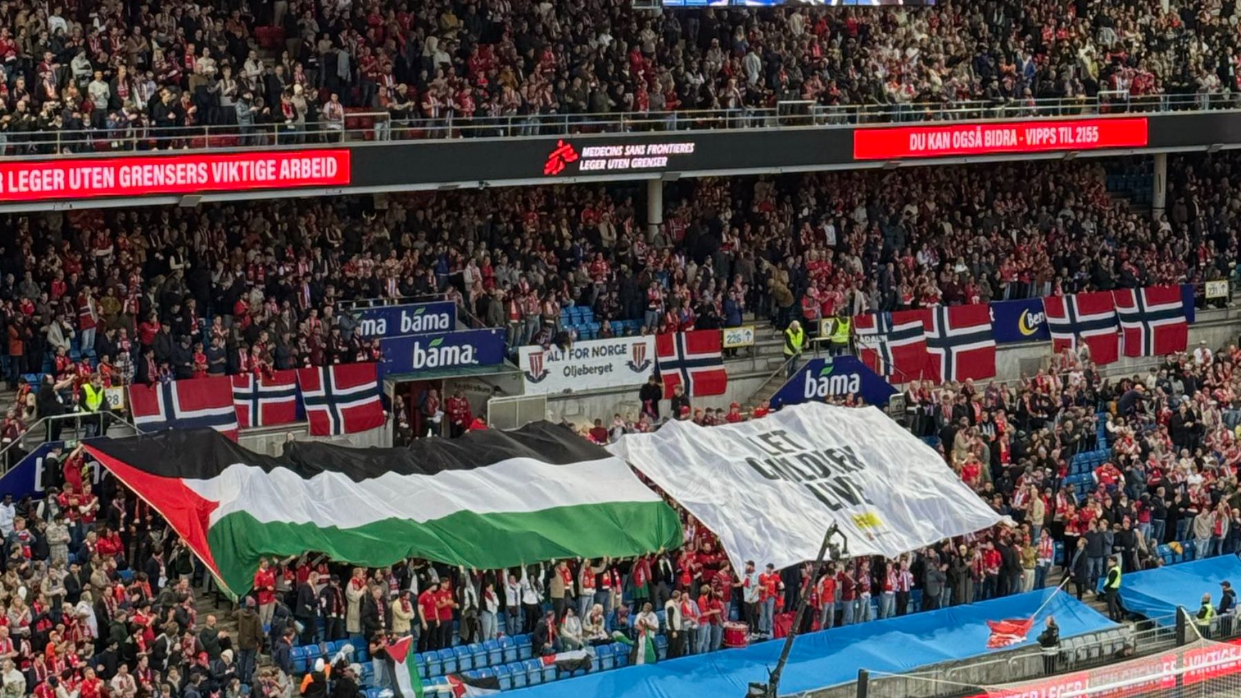 Afición de Noruega contra Israel.