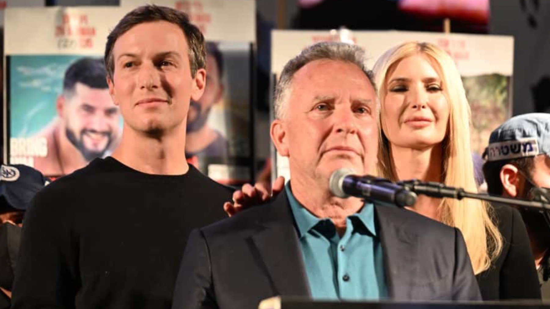 Ivanka Trump con su marido Jared Kushner y el enviado de su padre Steve Witkoff.