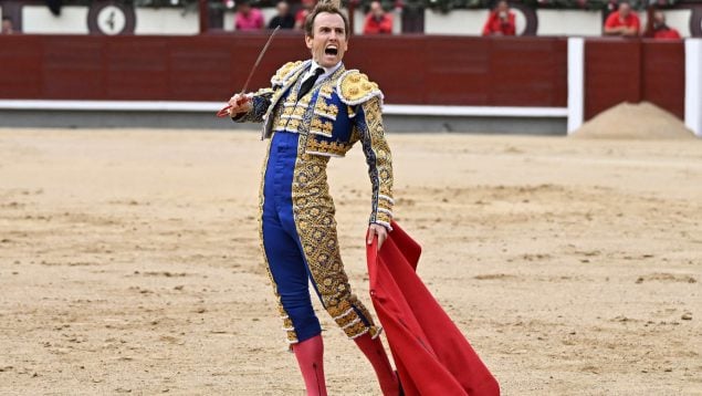 El diestro Román durante el séptimo festejo de la Feria de Otoño en la plaza de toros de Las Ventas. (Foto: EFE)