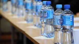 Problema de reutilizar la botella de agua, por qué no debes reutilizar botellas de plástico, cuántas veces se puede volver a usar la botella de agua.