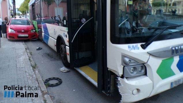 Un conductor sin carné huye tras chocar contra un bus de la EMT y sus padres intentan encubrirlo