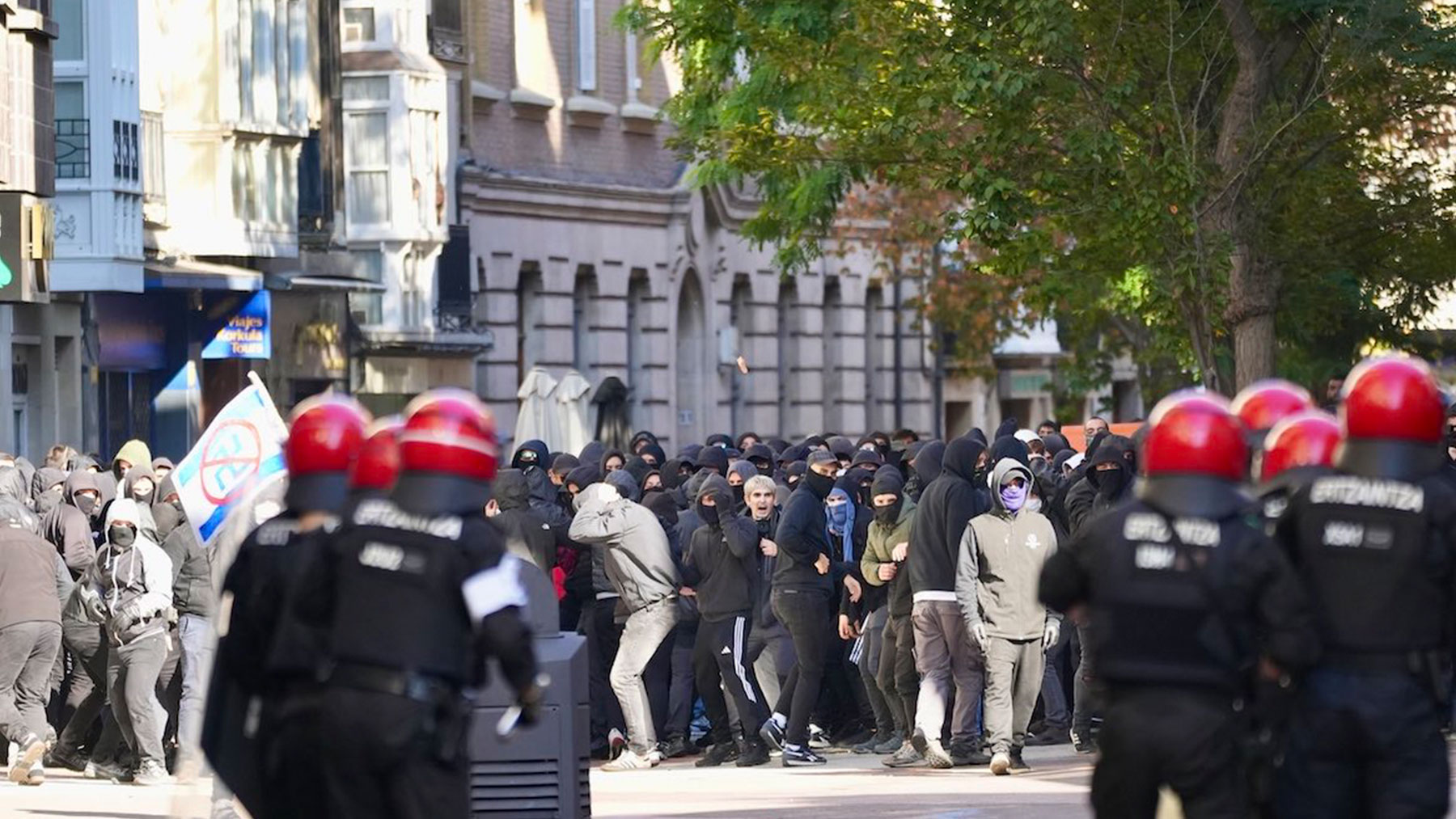 Un centenar de encapuchados ataca a la Ertzaintza en una contramanifestación a la Falange Española el 12-O