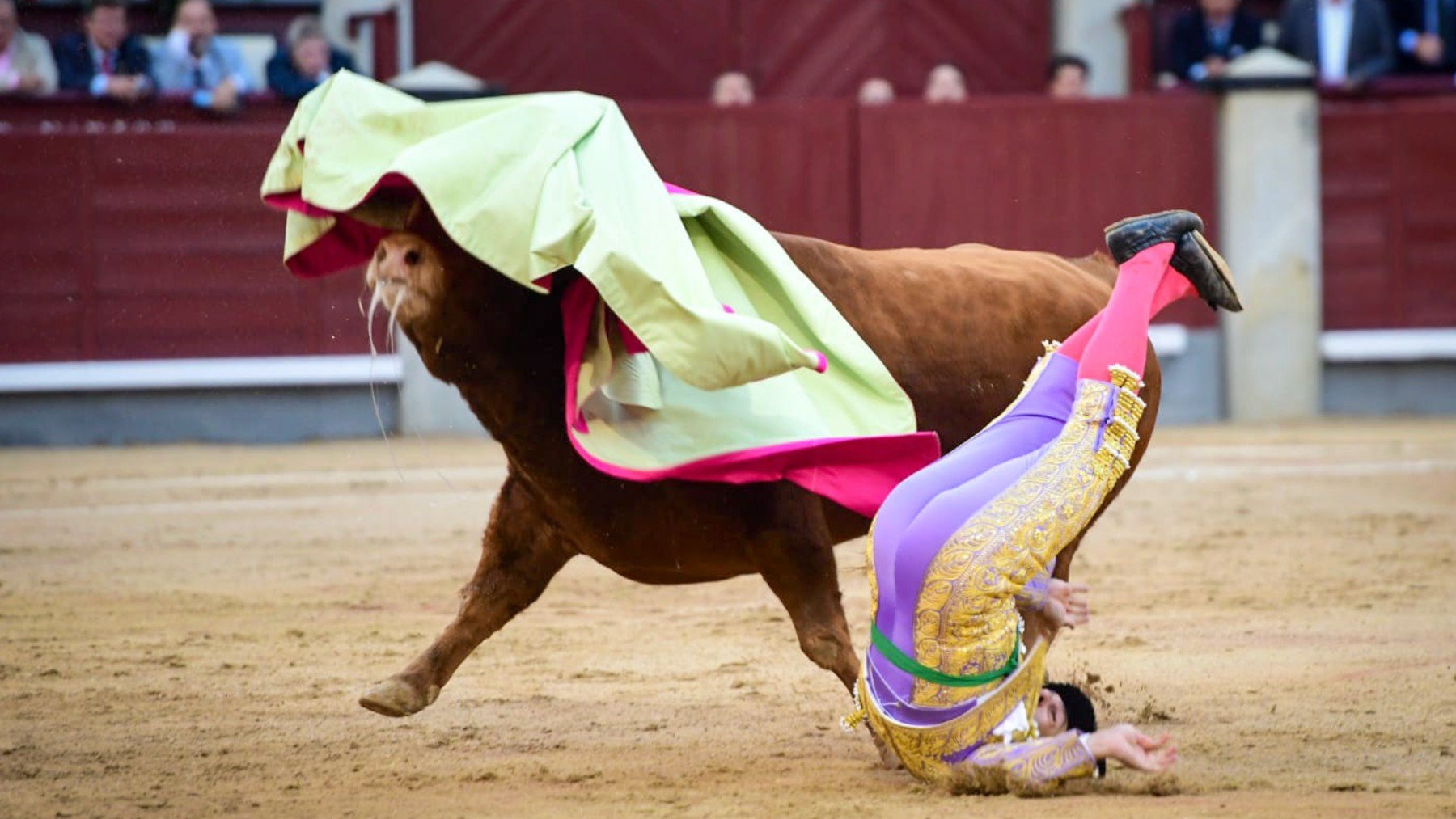 Momento de la cogida a Morante de la la Puebla en su segundo toro, el cuarto de la tarde. (Foto_ Plaza 1)