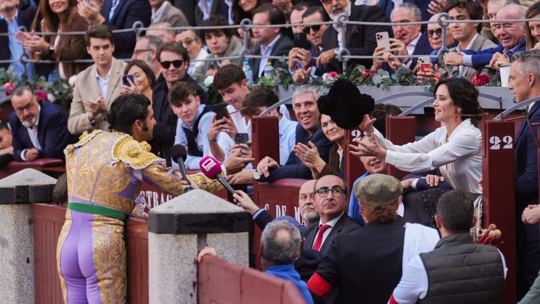 Morante le brinda un toro a Isabel Díaz Ayuso.