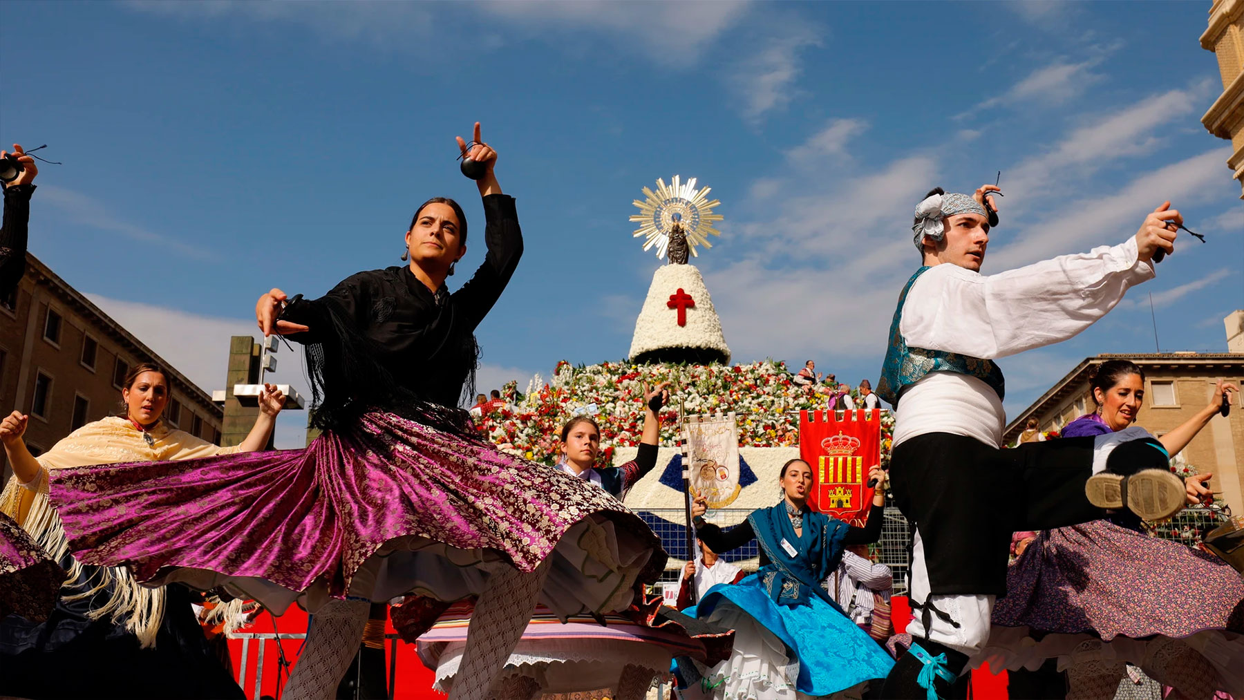Más de 100.000 devotos honran a la Virgen del Pilar en Zaragoza con el mayor manto floral del mundo
