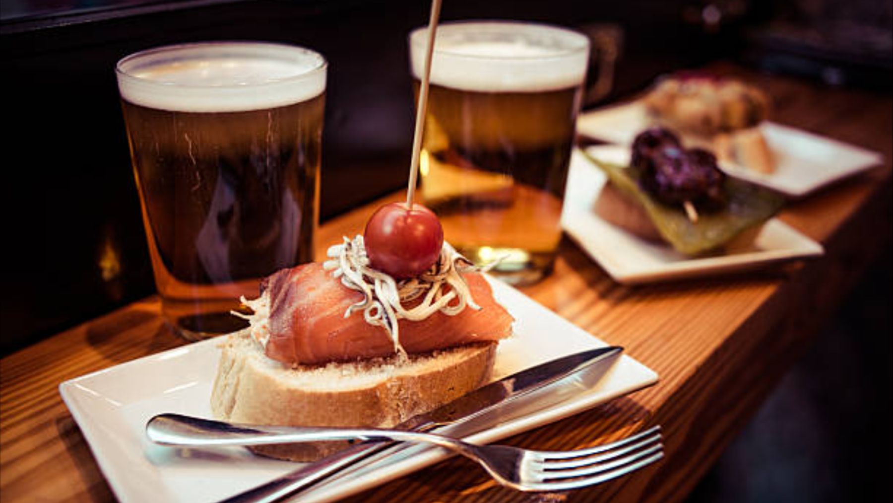 3,50 euros por un botellín con tapa: la ruta de bares que está a punto de llegar a Madrid y que no te puedes perder