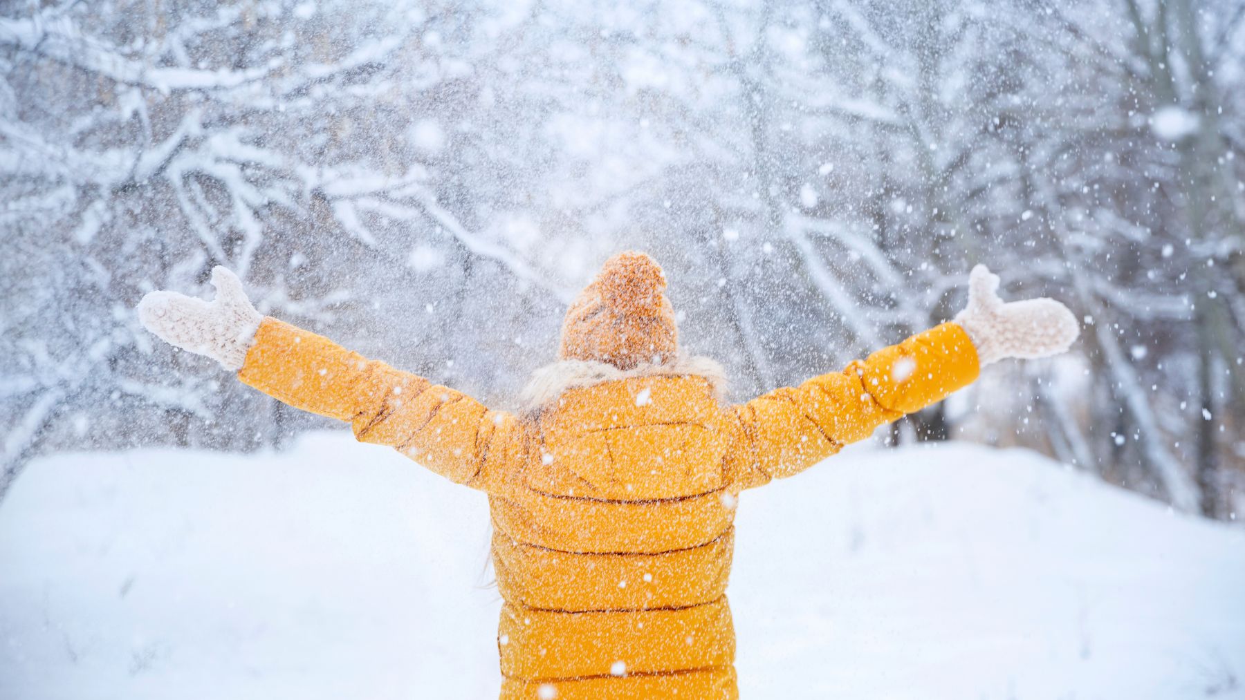 Un niño en la nieve con un abrigo.