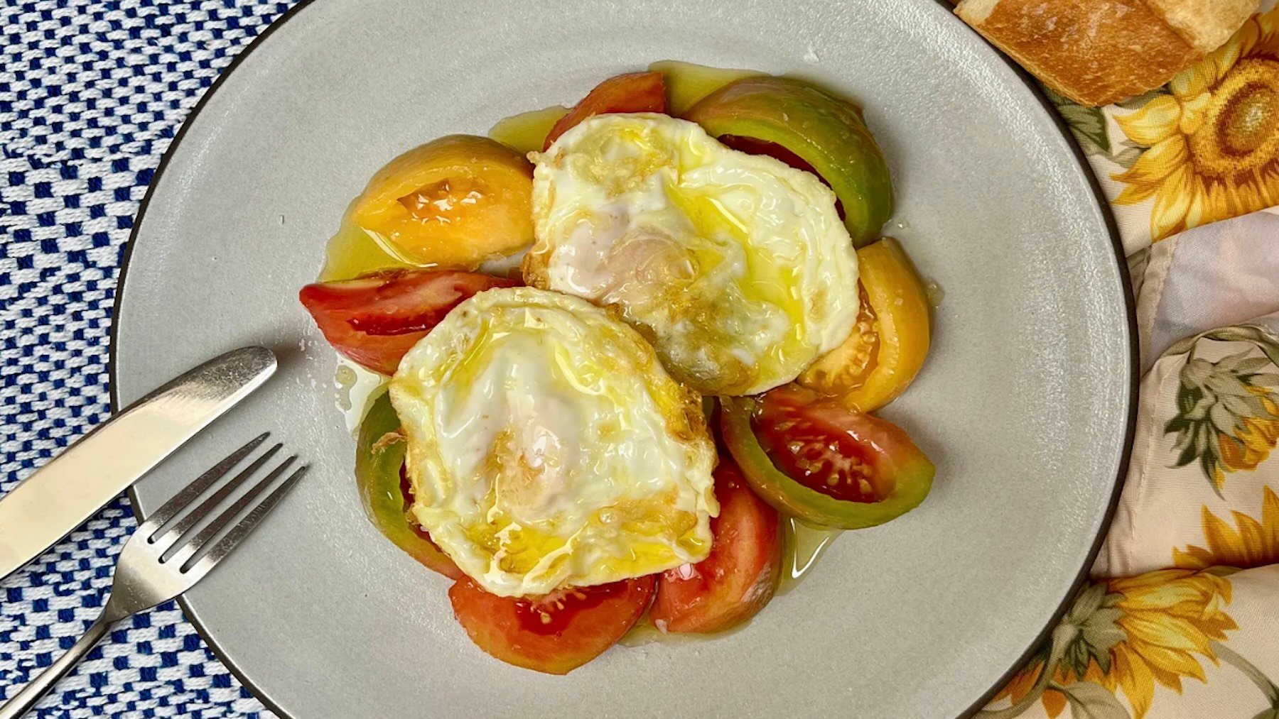 Huevos con tomate, desayuno, comida, alimento