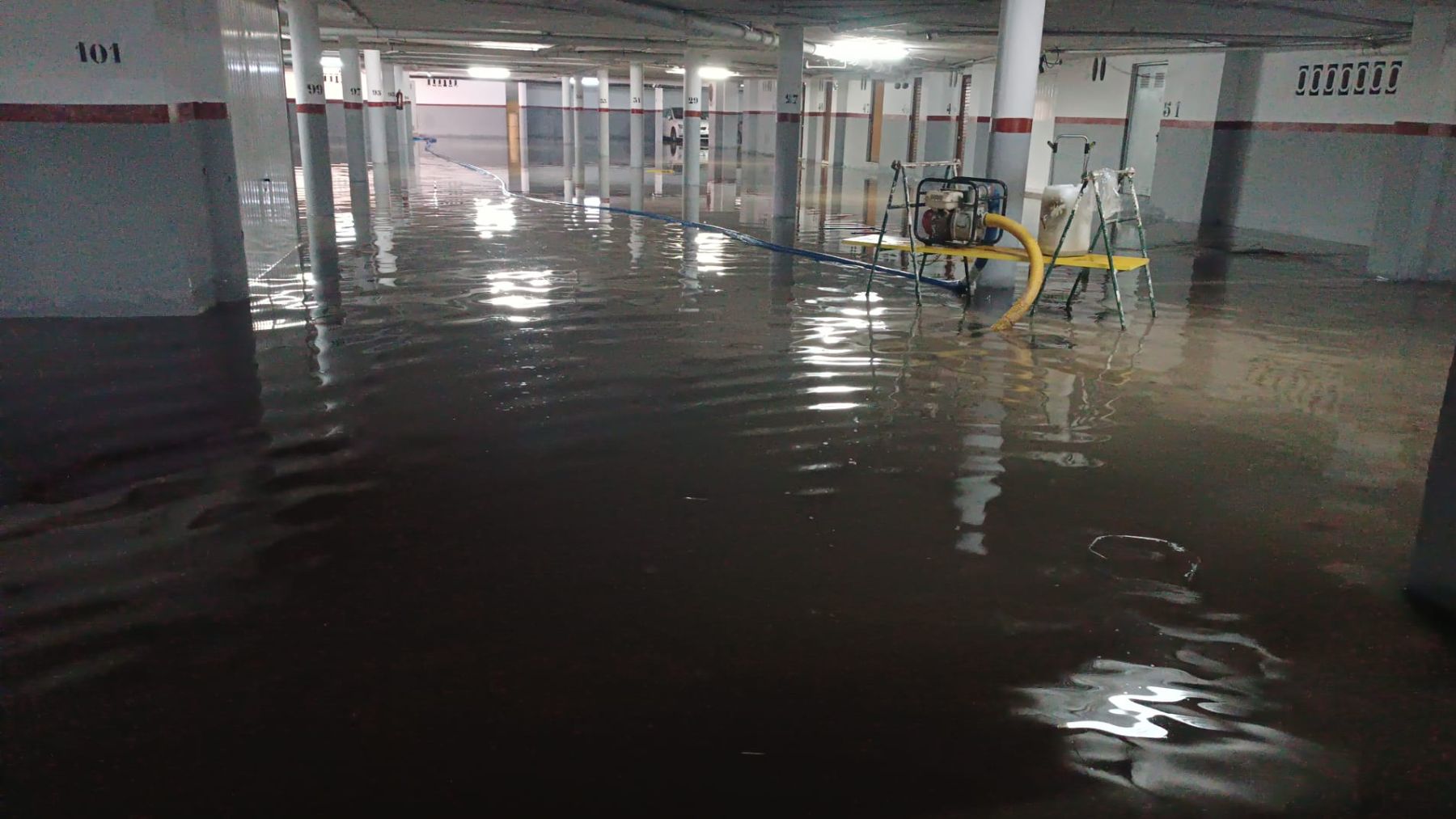 Garaje subterráneo anegado de agua. Este lunes, en Gandía (Valencia).