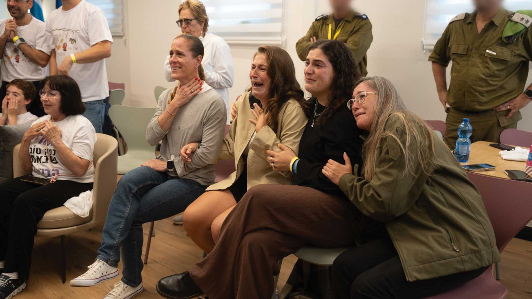 La conmovedora alegría de las familias de los rehenes israelíes liberados por Hamás