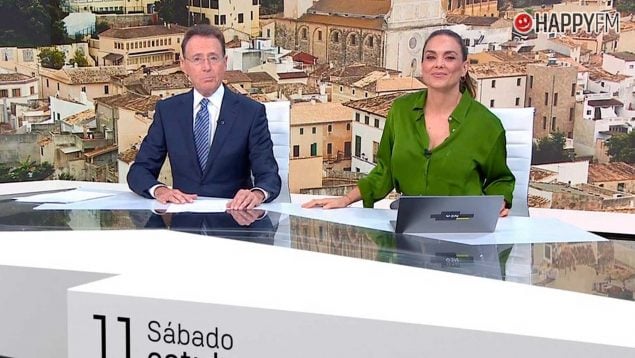 Matías Prats y Mónica Carrillo en el plató de 'Antena 3 Noticias' (Atresmedia).