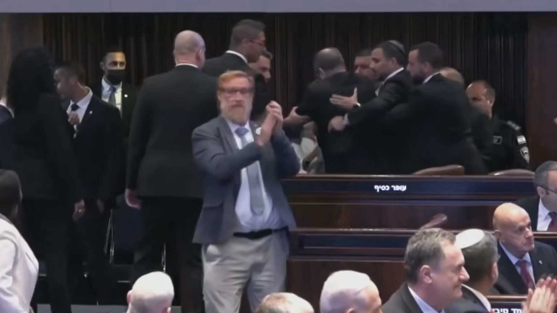 Dos políticos intentan boicotear a Trump en el Parlamento israelí y acaban expulsados: «¡Qué eficiencia!»