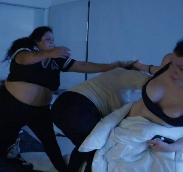 Una de las muchas peleas que han vivido en 'La casa de los gemelos' en su estreno (YouTube).