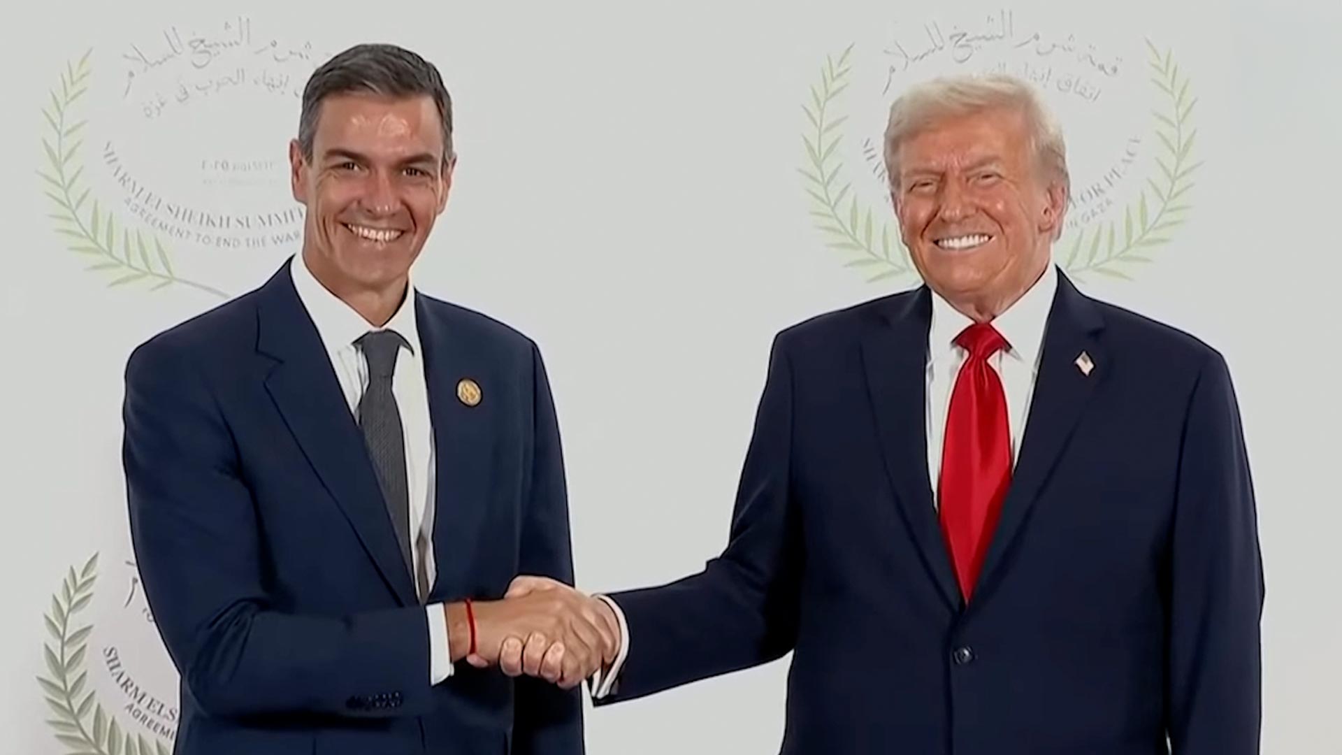 Sánchez finge su mejor sonrisa con Trump tras haberle pillado a contrapié la paz en Gaza