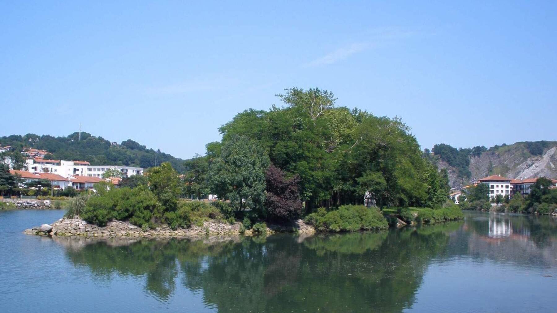 La isla que sólo es española una vez al año, territorio de España compartido con Francia, isla española y francesa, isla de los faisanes y españa, la historia de la isla de los faisanes, qué es la isla de los faisanes.