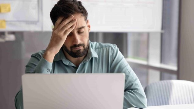 El uso excesivo de pantallas y dispositivos electrónicos empeora los dolores de cabeza