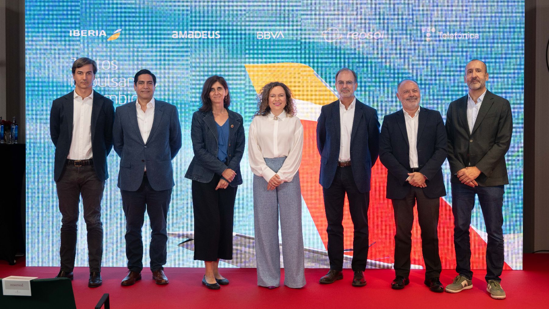 Amadeus, BBVA, Repsol y Telefónica forman junto a la aerolínea una comunidad que busca contribuir al uso del combustible SAF e impulsar la reducción de emisiones de CO2 a la atmósfera.