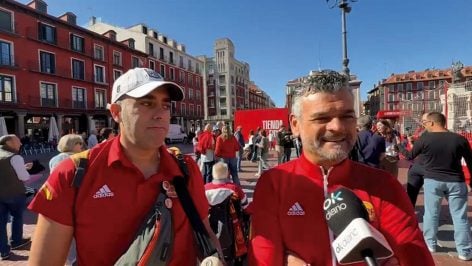 La afición española apoya a Luis de la Fuente.