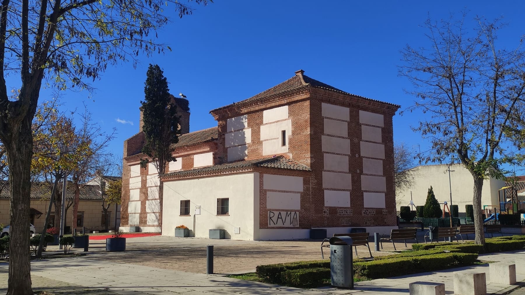 Si no quieres okupas, múdate a este pueblo de Madrid: tiene patrullas privadas y quiere ser el más seguro de España