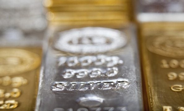 Un lingote de plata en una refinería en Estambul. (Getty Images)