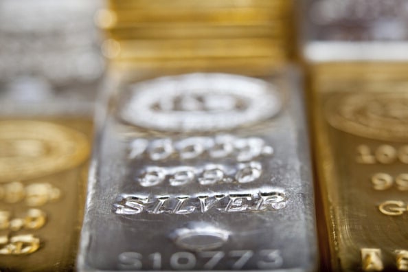 Un lingote de plata en una refinería en Estambul. (Getty Images)