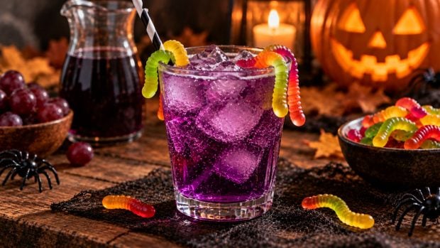Poci&oacute;n m&aacute;gica morada paso a paso con gominolas