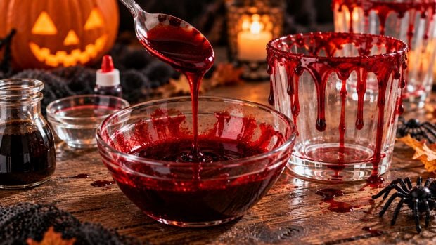C&oacute;mo hacer sangre falsa casera para decorar tus bebidas de Halloween