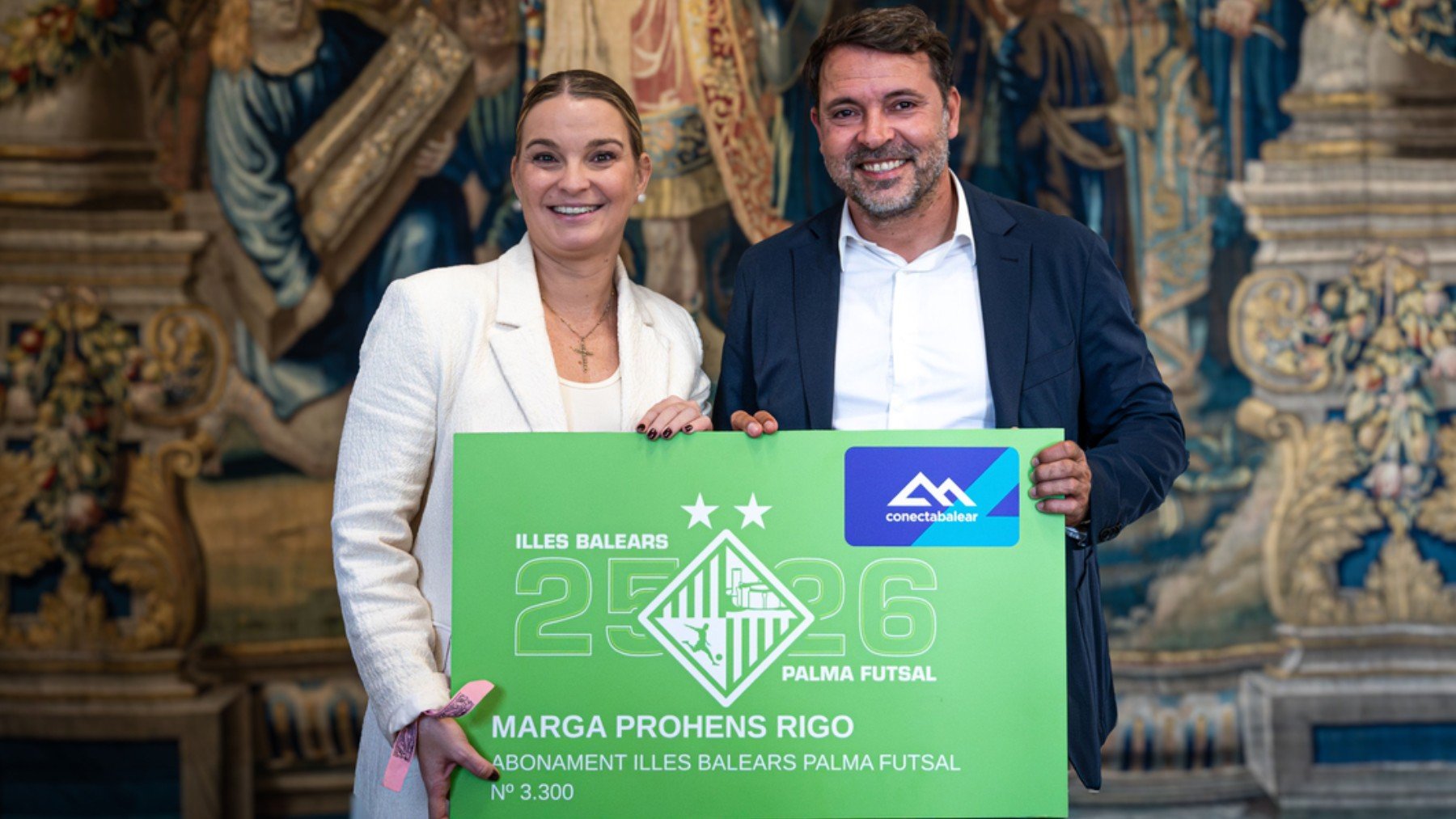 José Tirado entrega a Marga Prohens su abono.