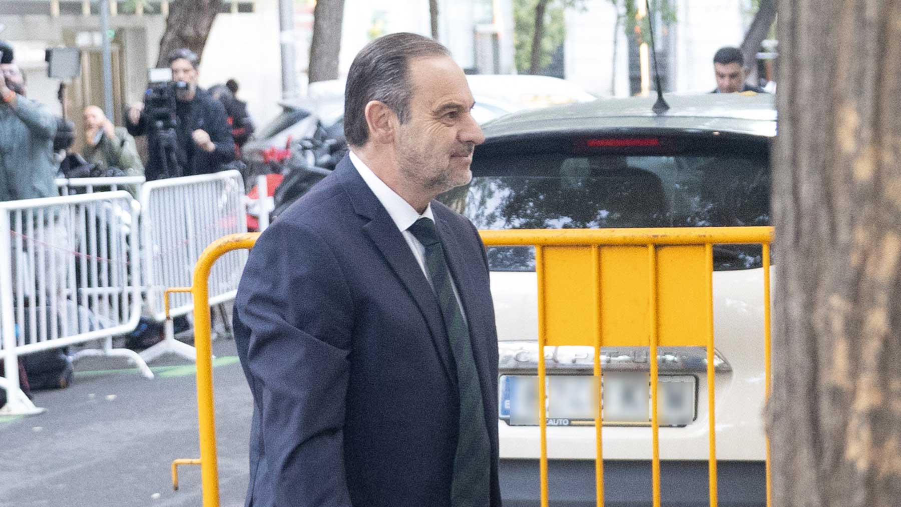 Ábalos llega sonriente al Supremo y sin su abogado ante la amenaza de prisión provisional