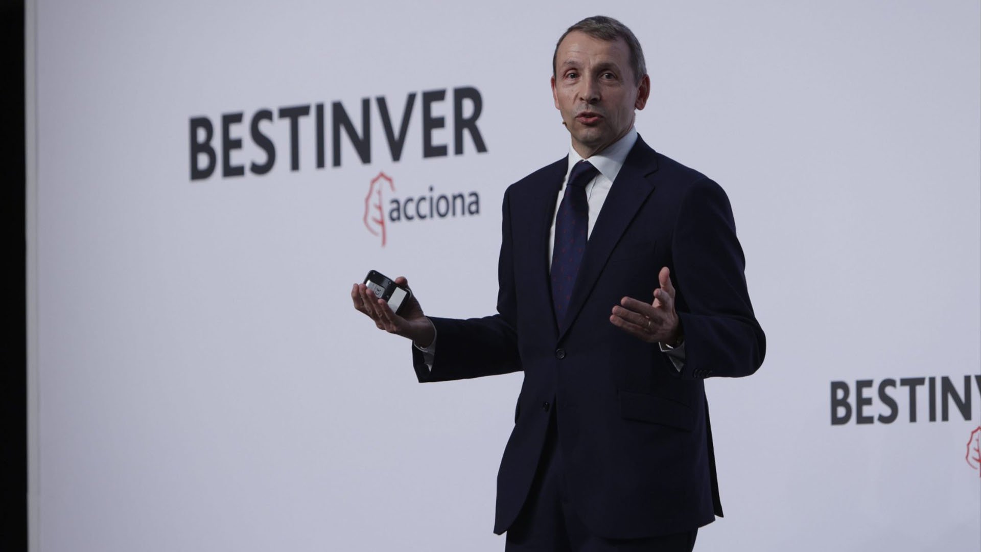 acciona, bestinver, opa, bbva, banco sabadell,