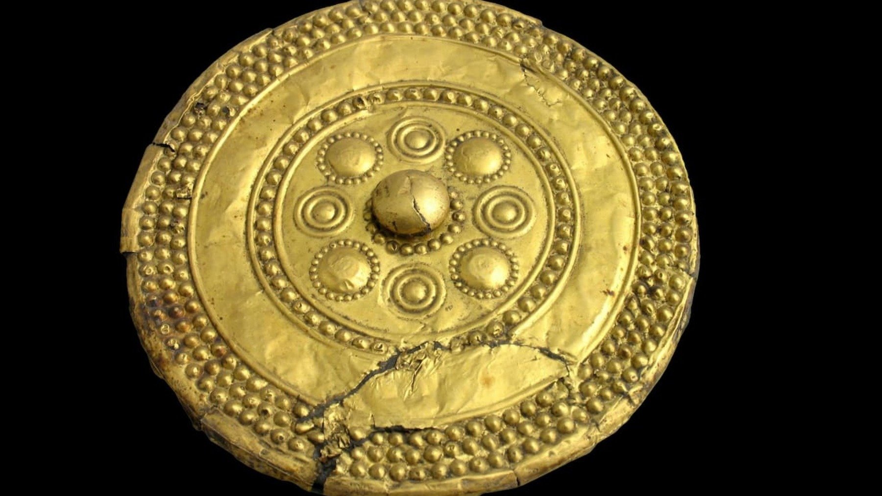 Hallazgo de un disco de oro en Georgia, disco de oro antiguo, disco de oro conexión cáucaso y Europa, hallazgo arqueológico en Georgia.