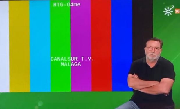 El intérprete de lenguaje de signos de Canal Sur, de brazos cruzados. (RTVA)